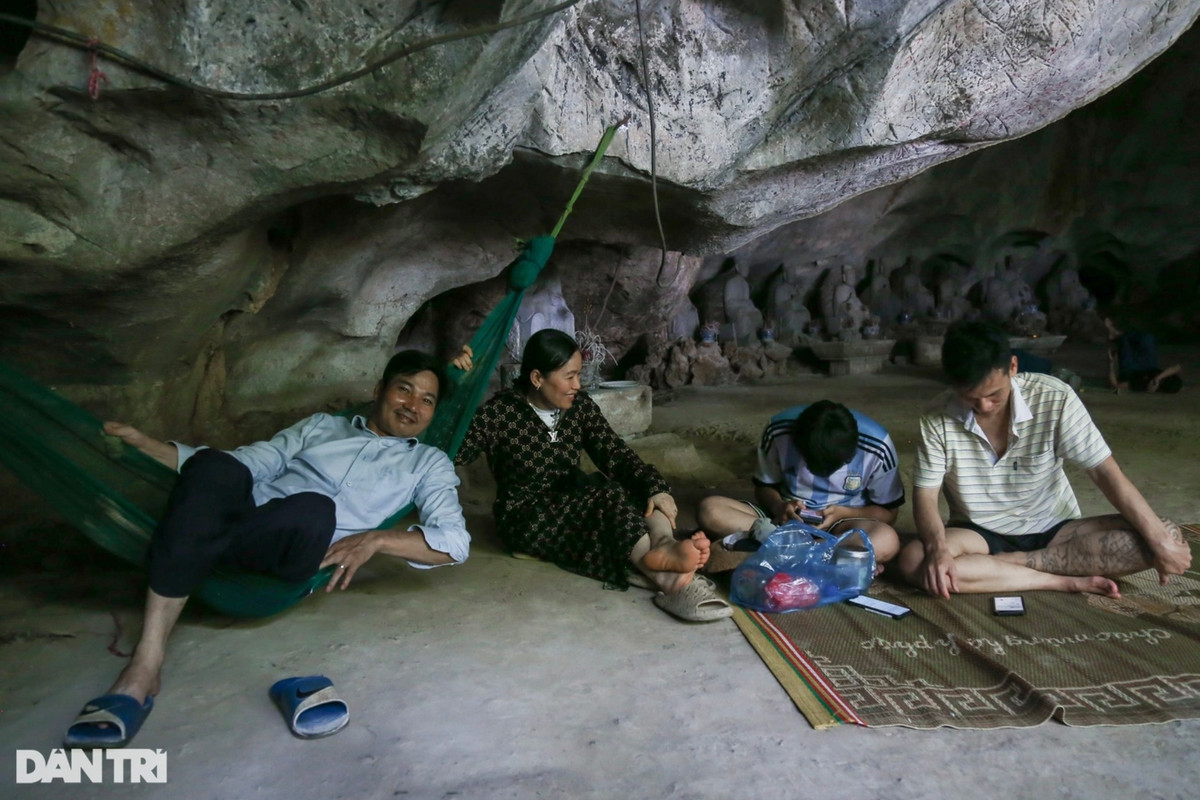 Theo hình ảnh từ báo Dân trí, nắng nóng kéo dài lại mất điện nên nhiều gia đình mang chiếu lên hang động Khu di tích chùa Trầm (xã Phụng Châu, huyện Chương Mỹ) nằm ngủ. Ở chùa có hang động mát mẻ nên hôm nào ở nhà mất điện là làng xóm lại kéo nhau đến "trốn". Ảnh: Dân trí