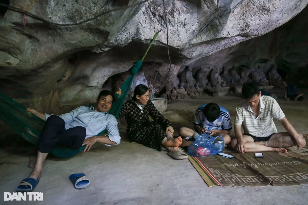 Theo hình ảnh từ báo Dân trí, nắng nóng kéo dài lại mất điện nên nhiều gia đình mang chiếu lên hang động Khu di tích chùa Trầm (xã Phụng Châu, huyện Chương Mỹ) nằm ngủ. Ở chùa có hang động mát mẻ nên hôm nào ở nhà mất điện là làng xóm lại kéo nhau đến "trốn". Ảnh: Dân trí