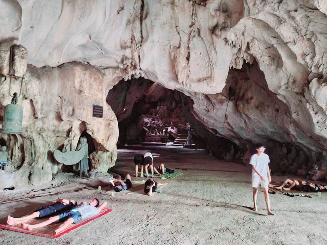 Ngoài cách trốn nóng ở các địa điểm công cộng, có điều hòa mát lạnh, không ít người dân ngoại thành còn trốn nóng bằng cách chui vào hang động. Ảnh: Facebook