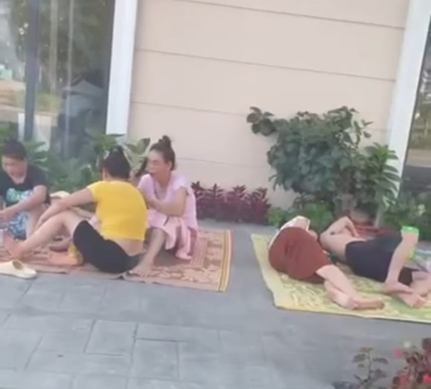 Nắng nóng đi kèm mất điện, trên MXH xuất hiện không ít hình ảnh người dân đem chiếu ngồi vỉa hè, có người tranh thủ ngủ trưa. Ảnh: Người Quảng Ninh