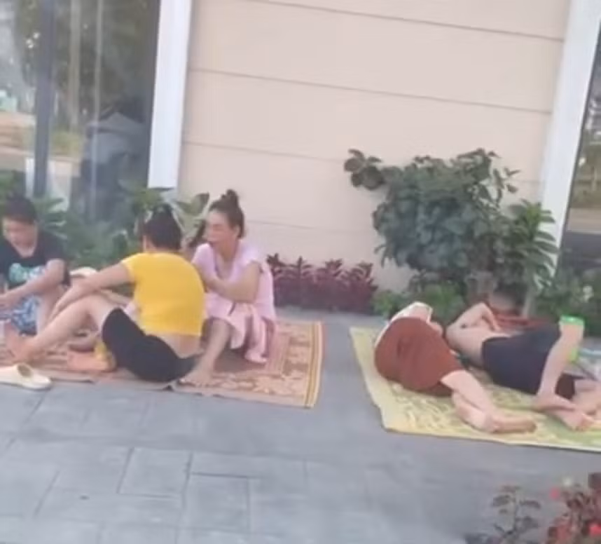 Nắng nóng đi kèm mất điện, trên MXH xuất hiện không ít hình ảnh người dân đem chiếu ngồi vỉa hè, có người tranh thủ ngủ trưa. Ảnh: Người Quảng Ninh