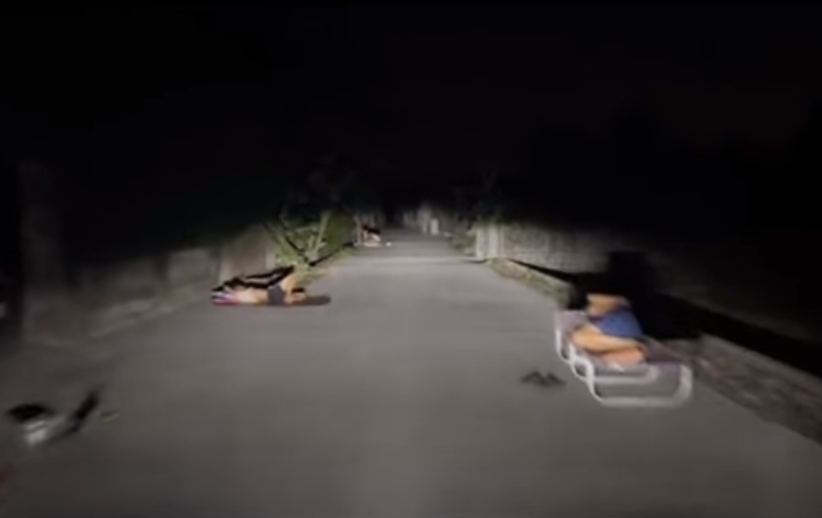 Có những người còn mang hẳn chiếu, chõng ra đường nằm ngủ để mát mẻ hơn. Ảnh cắt ra từ clip