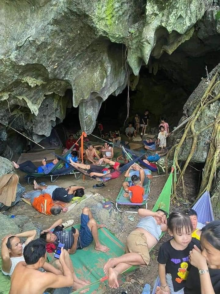 Số lượng người vào hang tránh nóng ngày càng nhiều do tình trạng cắt điện luân phiên kéo dài. Ảnh: Thúy Tây