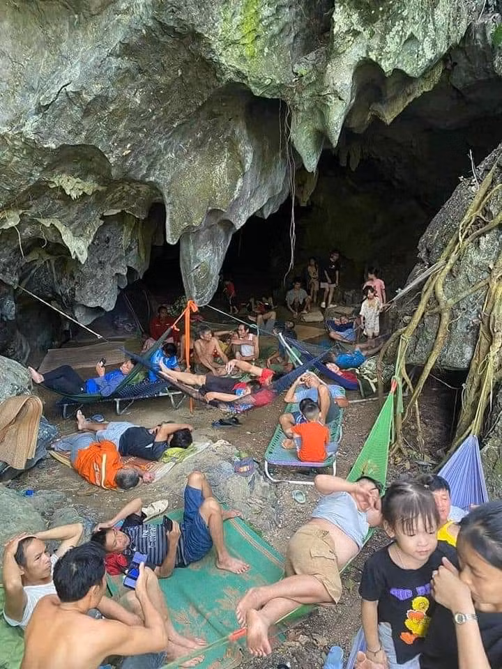 Số lượng người vào hang tránh nóng ngày càng nhiều do tình trạng cắt điện luân phiên kéo dài. Ảnh: Thúy Tây