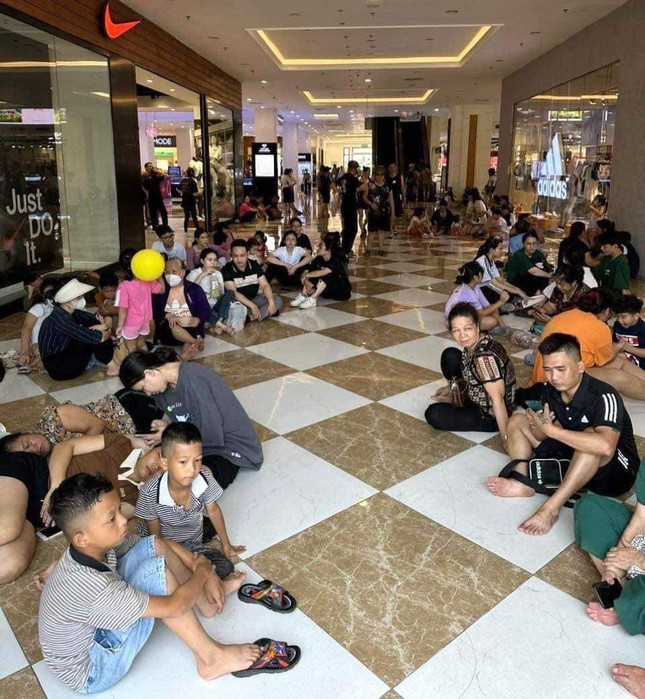 Người già, trẻ em chen nhau tìm chỗ tránh nóng tại các siêu thị, trung tâm thương mại trên địa bàn. Ảnh: Tiền phong