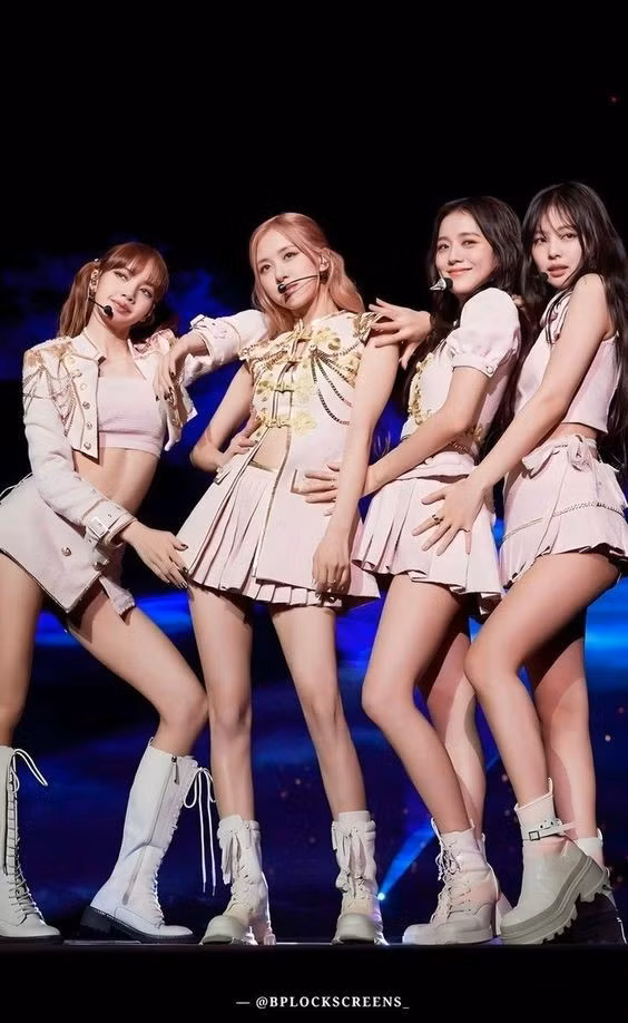 Ngay sau khi thông tin được xác nhận, cộng đồng fan hâm mộ BlackPink tại Việt Nam đã vô cùng xôn xao. Những câu chuyện về cách săn vé, kinh nghiệm "đu" concert cũng được các fan rầm rộ chia sẻ.