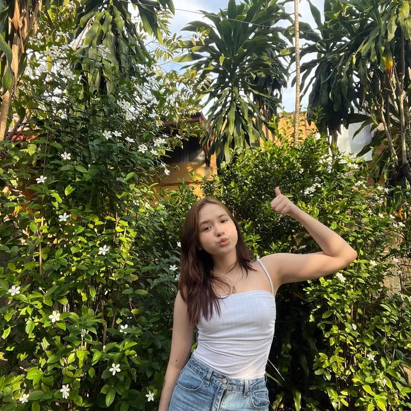 Hot TikToker cũng diện nhiều trang phục cá tính, bắt mắt hơn khiến cư dân mạng thích thú.