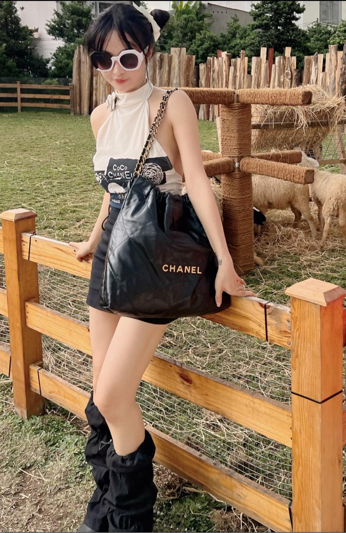 Ngoài việc thường xuyên cập nhật hình ảnh về cuộc sống sang chảnh, bà xã Minh Nhựa cũng cởi mở chia sẻ cách nuôi dạy con.