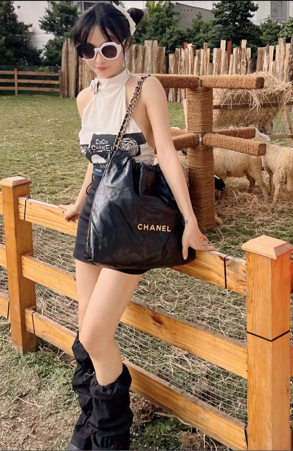 Ngoài việc thường xuyên cập nhật hình ảnh về cuộc sống sang chảnh, bà xã Minh Nhựa cũng cởi mở chia sẻ cách nuôi dạy con.