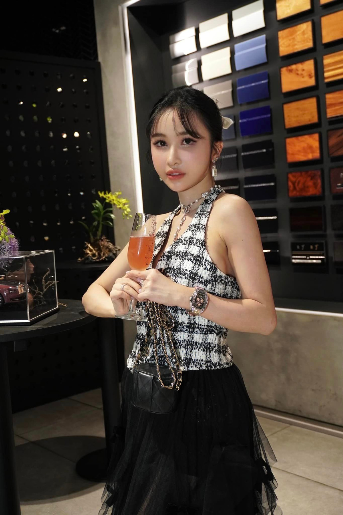 Cô nổi tiếng vì có phong cách thời trang sang chảnh, chịu chơi. Mỗi lần xuất hiện cùng chồng, cô đều diện hàng hiệu "phủ" kín người. Ảnh: FBNV