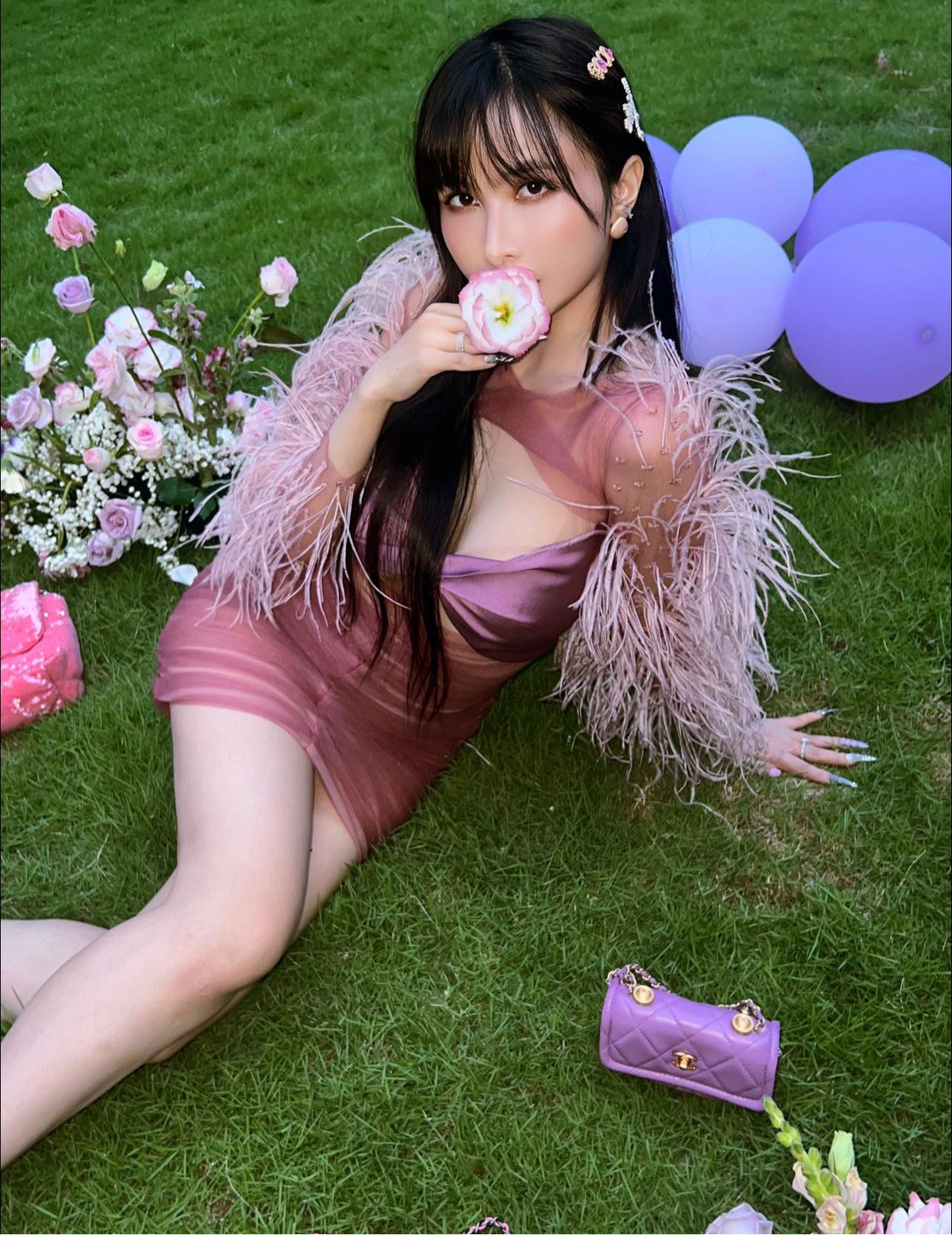 Hình ảnh của cô đăng tải trên mạng xã hội luôn nhận được tương tác cao. Cô cũng thường xuyên chia sẻ bí quyết độ dáng, làm đẹp hay những châm ngôn sống trên trang cá nhân.