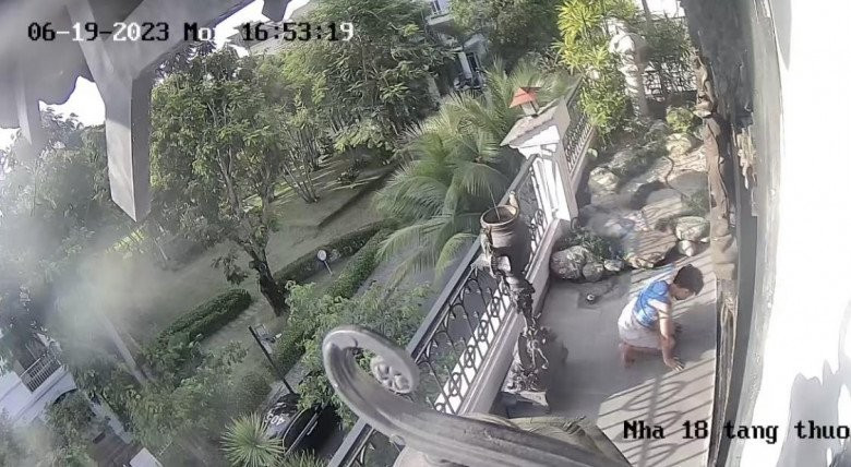 Cụ thể, Mina Phạm chia sẻ lên trang cá nhân: "Tôi đã thử hỏi: 'Con đã nhận ra lỗi sai chưa?' và đây là cách con tôi nhận hình phạt 100 lạy ngay lúc này trước bàn thờ Phật và tổ tiên. Là con trai càng phải có gia quy rõ ràng".