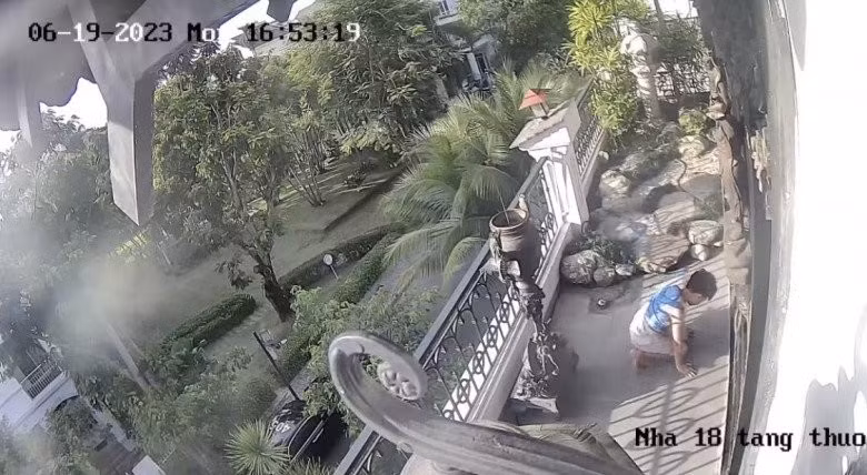 Cụ thể, Mina Phạm chia sẻ lên trang cá nhân: "Tôi đã thử hỏi: 'Con đã nhận ra lỗi sai chưa?' và đây là cách con tôi nhận hình phạt 100 lạy ngay lúc này trước bàn thờ Phật và tổ tiên. Là con trai càng phải có gia quy rõ ràng".