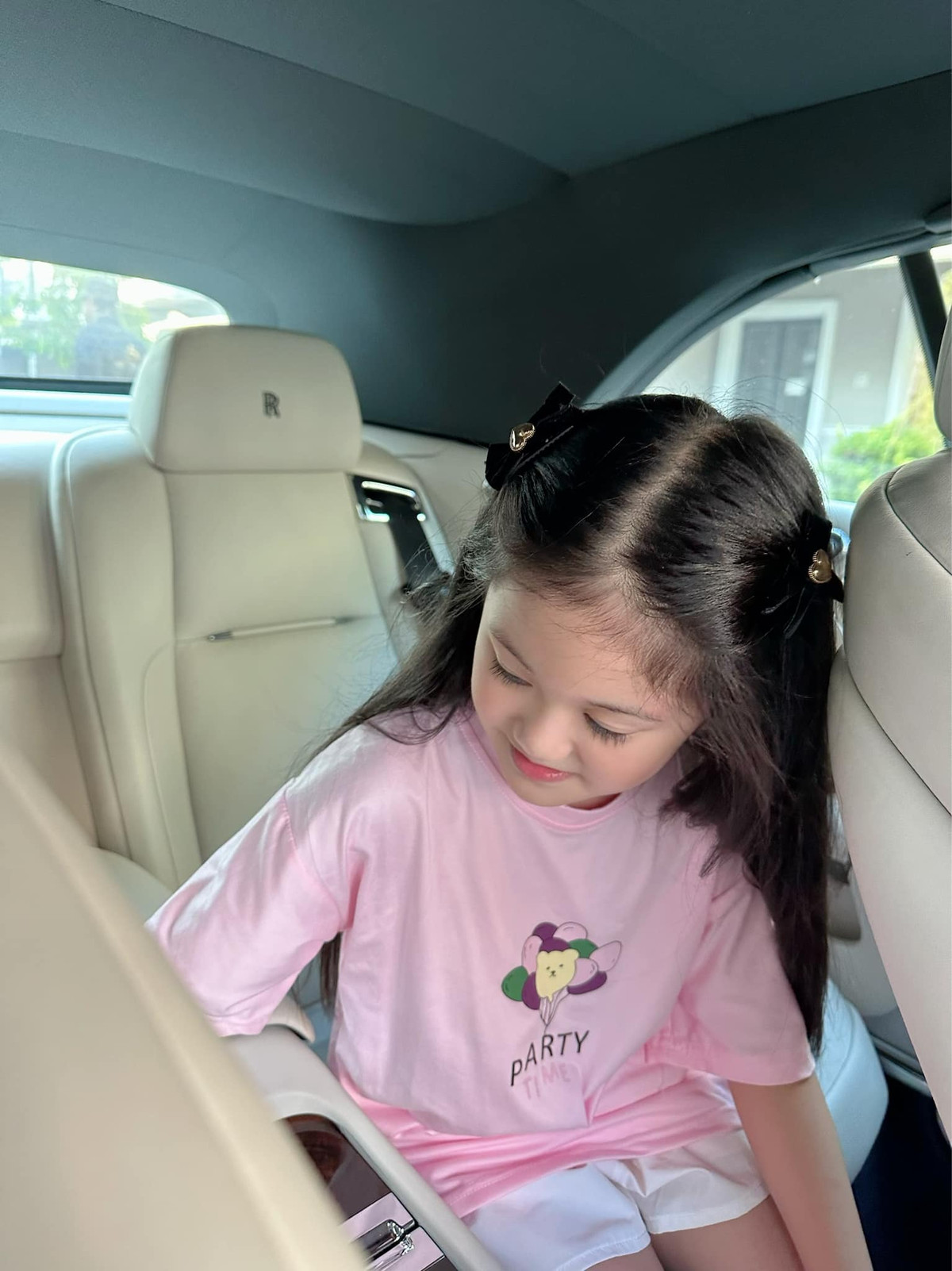 Cụ thể, ông xã Đoàn Di Băng dự định mua một chiếc xe mui trần có giá dưới 1 tỷ để làm quà tặng con gái.