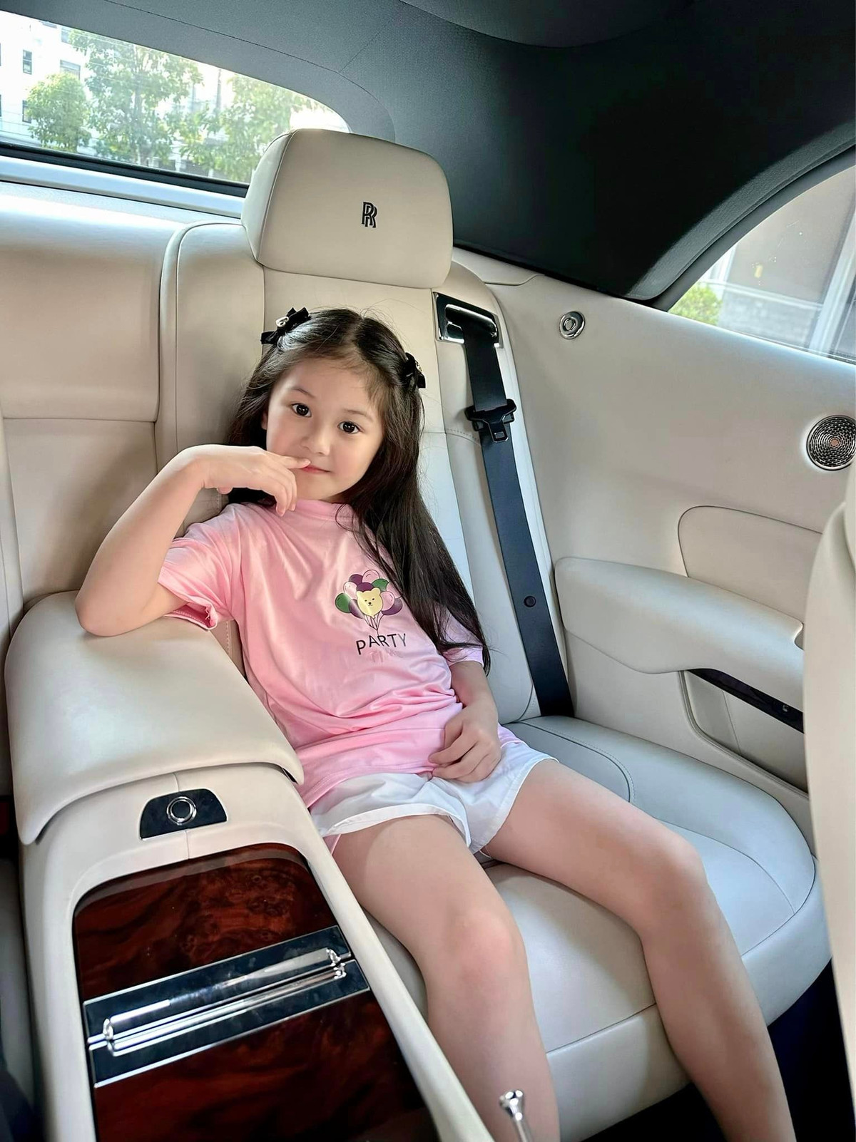 Đây là món quà anh hứa sẽ tặng cho bé trước đó nếu con gái được lên lớp 2.