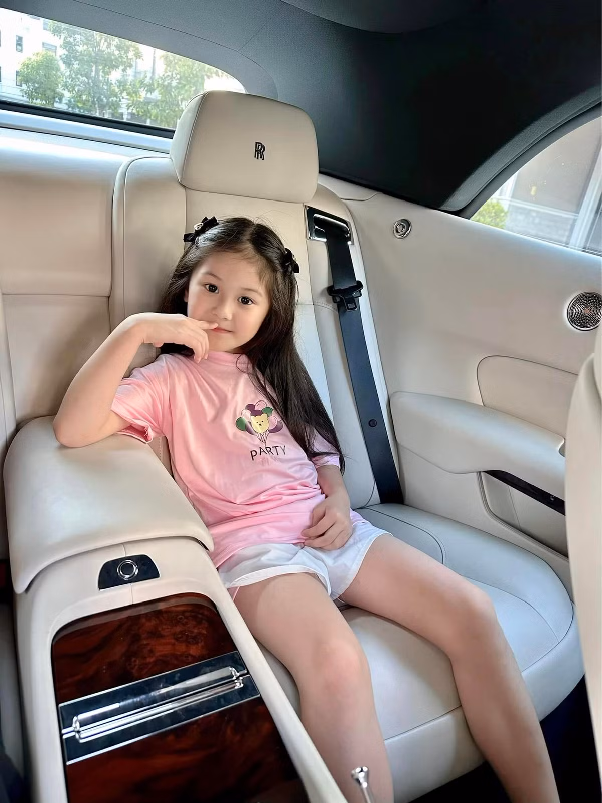 Đây là món quà anh hứa sẽ tặng cho bé trước đó nếu con gái được lên lớp 2.