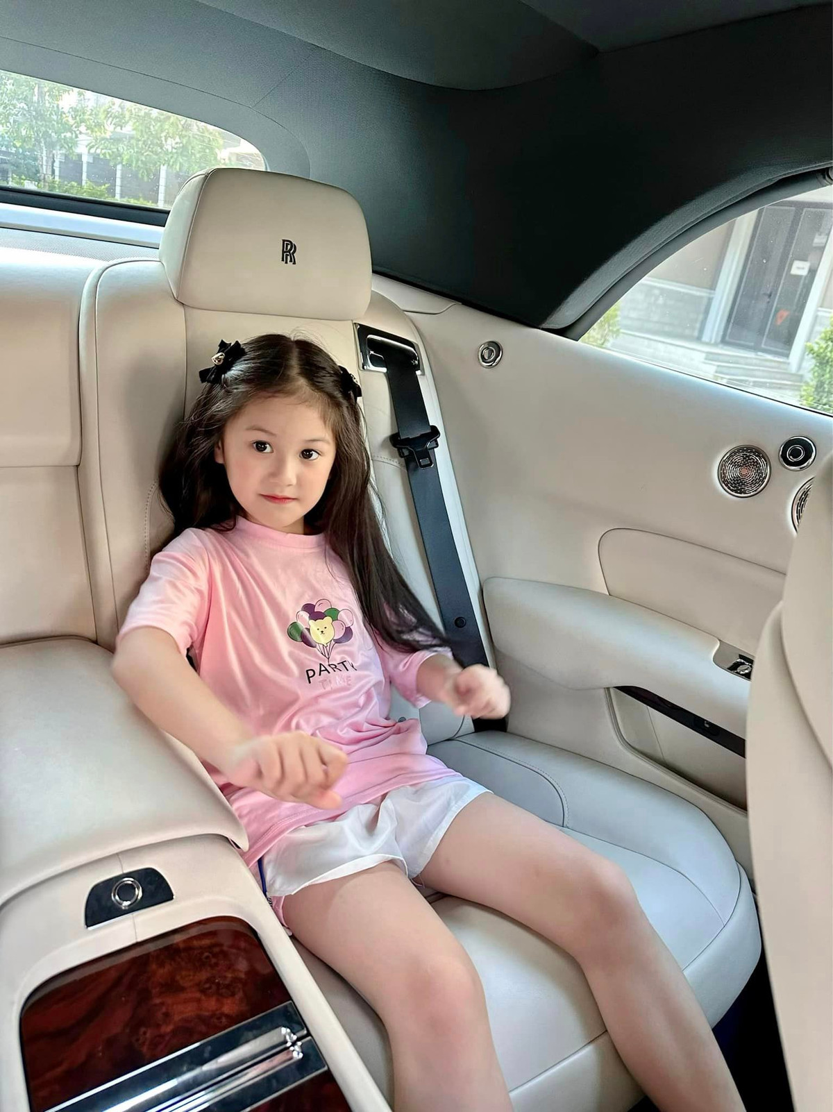 Để đánh dấu sự kiện này, doanh nhân Nguyễn Quốc Vũ quyết định tặng con một phần quà hậu hĩnh để con tiếp tục cố gắng nhiều hơn trong tương lai.