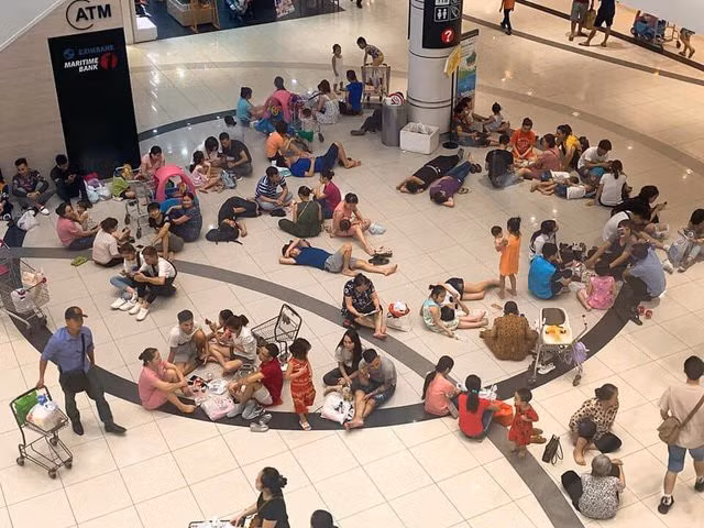 Ha Noi cat dien, cam canh nguoi dan nghi muon chieu chong nong-Hinh-3