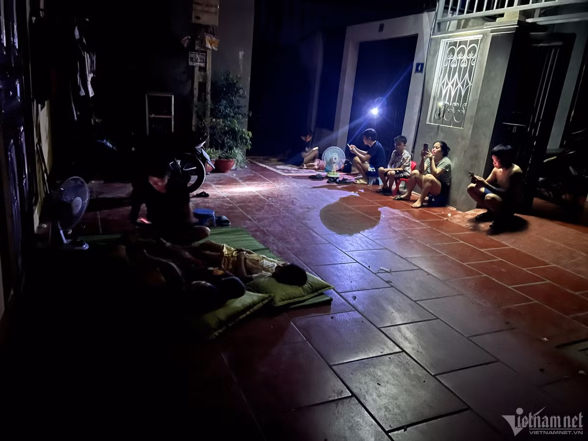 Ha Noi cat dien, cam canh nguoi dan nghi muon chieu chong nong-Hinh-2