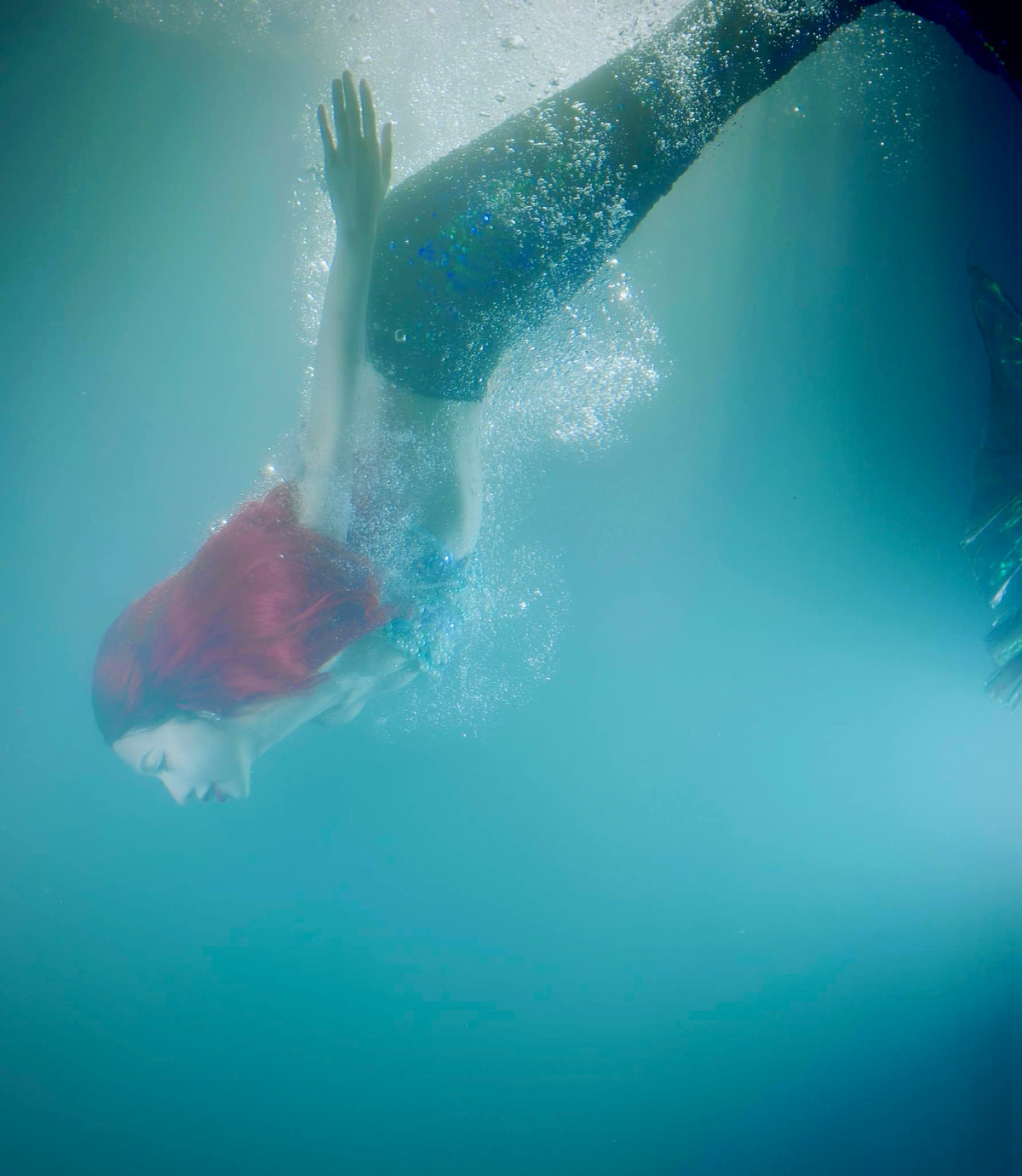 Không chỉ có phần trang điểm được cho rất hợp với cô và tôn lên nét đẹp, Bùi Thảo Ly còn công phu khoe body chuẩn trong những cảnh bơi dưới nước.