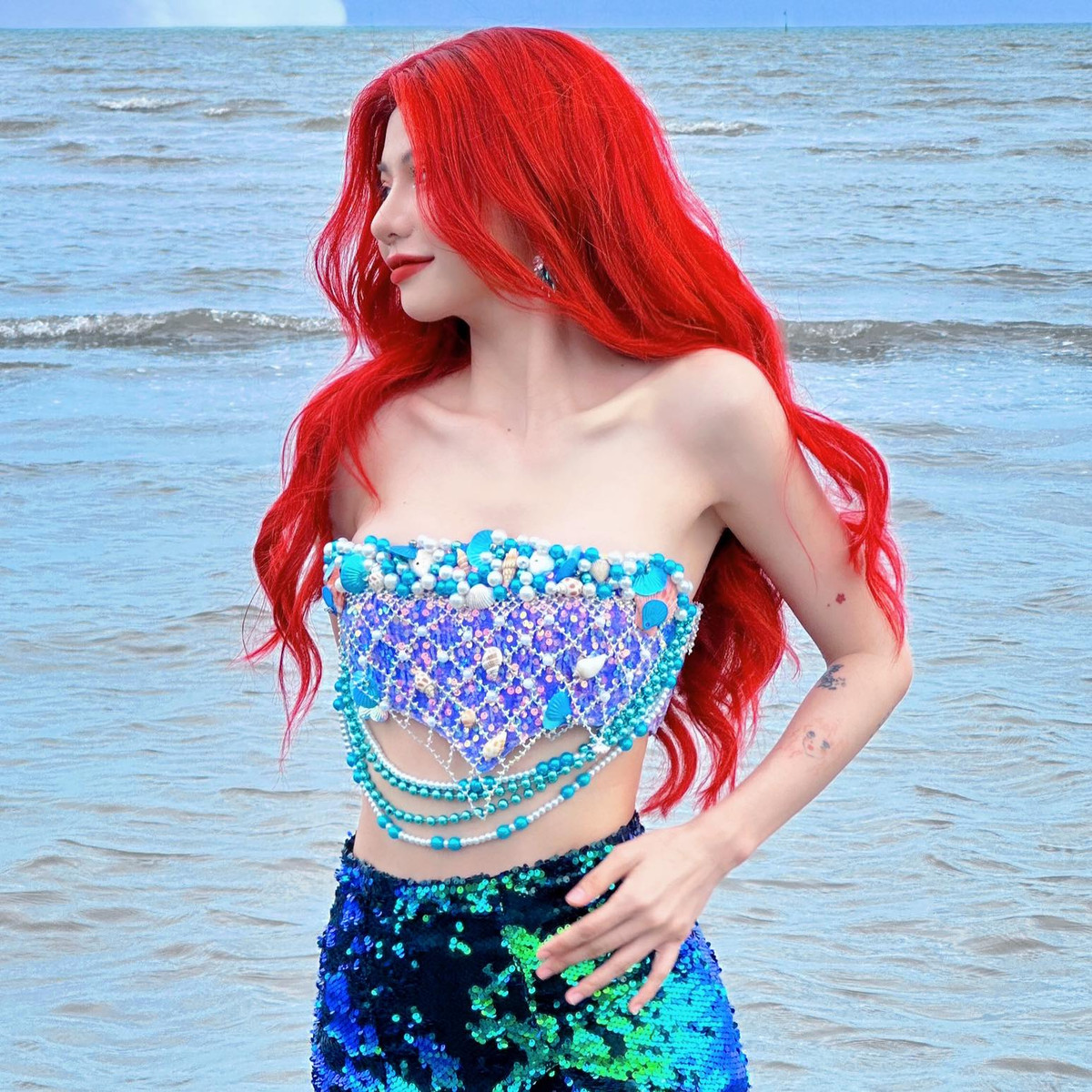 Hòa trong không khí của bộ phim "Nàng tiên cá" Live-action vừa ra rạp của Disney, mới đây TikToker CiiN - Bùi Thảo Ly tung clip cosplay nàng tiên cá tóc cam xinh đẹp bơi lội dưới nước.