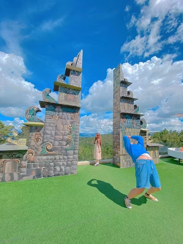 Chàng trai chẳng ngại ngần đứng dưới nắng hàng tiếng đồng đồ để chụp đi chụp lại chỉ một kiểu ảnh cho bạn gái.