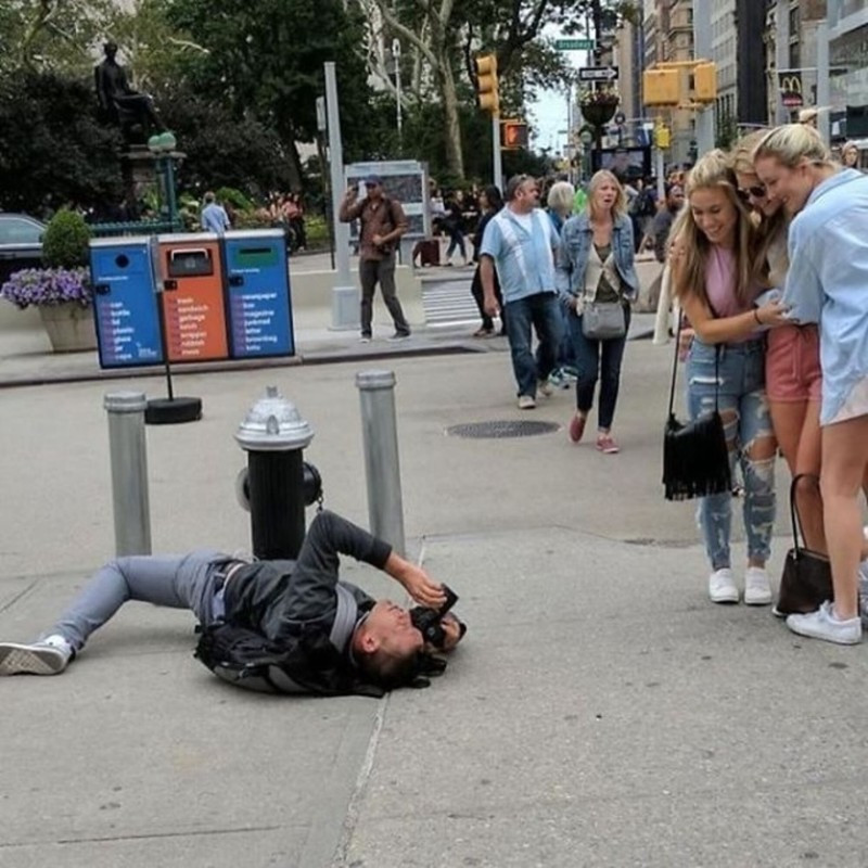 Họ không chỉ lăn xả leo lên cây, nằm trên đường phố đông đúc để có được tấm hình ưng ý cho người yêu mà còn đảm nhận nhiều nhiệm vụ như bảo vệ an ninh cho thân chủ, cu li xách đồ…cho "nóc nhà" của mình.