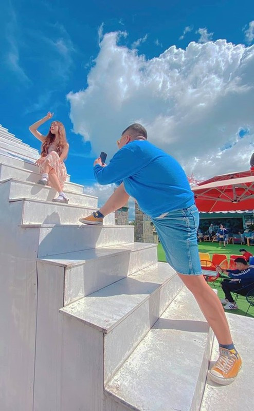 Nhìn lại những khoảnh khắc hậu trường phía sau khi nhờ bạn trai chụp ảnh, cư dân mạng không khỏi bật cười thích thú.