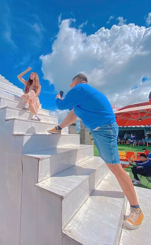 Nhìn lại những khoảnh khắc hậu trường phía sau khi nhờ bạn trai chụp ảnh, cư dân mạng không khỏi bật cười thích thú.