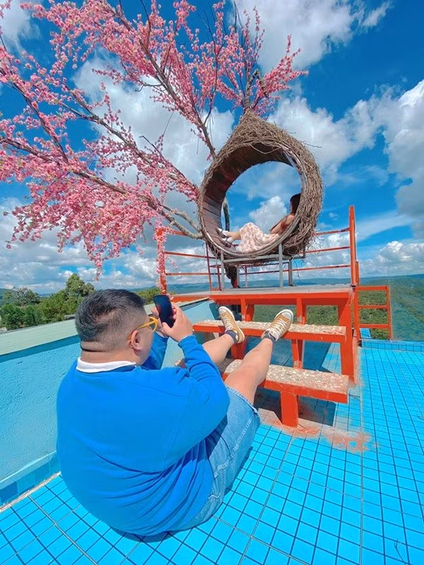 Để cô gái mình yêu có được bức ảnh đẹp thì lăn lê bò trườn cỡ nào cũng không sao.