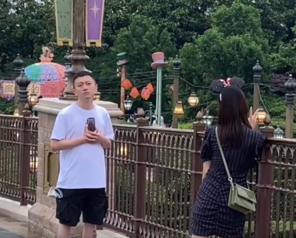 Nhiều chàng trai còn chụp ảnh có tâm, nhiệt tình tìm đủ mọi góc để bạn gái mình có được bức ảnh đẹp nhất.