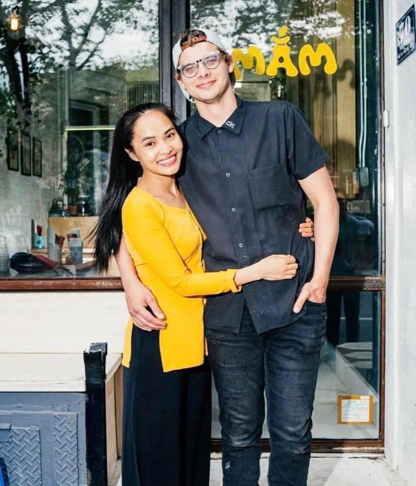 Do cả hai có cùng sở thích ăn bún đậu mắm tôm nên mới quyết định bán hàng tại thành phố đông dân nhất nước Mỹ. Mắm tôm được gửi từ Thanh Hoá sang, cốm cũng được vợ chồng chị đặc biệt đặt hàng ở Hà Nội. Món bún đậu mắm tôm không hề gia giảm gia vị cho phù hợp với người phương Tây mà vẫn giữ nguyên nét đặc trưng của món ăn truyền thống Việt Nam. Ảnh: Fanpage Chửi Thuê