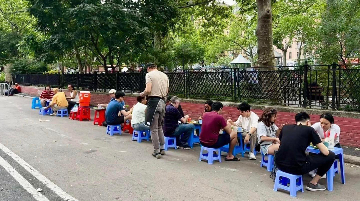 Theo đó, khách ngồi ăn trên ghế nhựa, thưởng thức mẹt bún có mắm tôm "dậy mùi" đặc trưng. Không chỉ khách Việt, nhiều khách Tây cũng thích thú thưởng thức món ăn này. Ảnh: Fanpage Chửi Thuê