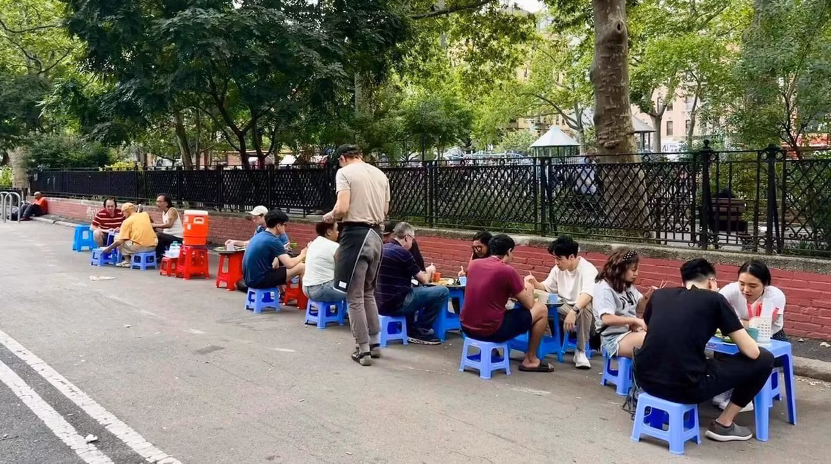 Theo đó, khách ngồi ăn trên ghế nhựa, thưởng thức mẹt bún có mắm tôm "dậy mùi" đặc trưng. Không chỉ khách Việt, nhiều khách Tây cũng thích thú thưởng thức món ăn này. Ảnh: Fanpage Chửi Thuê