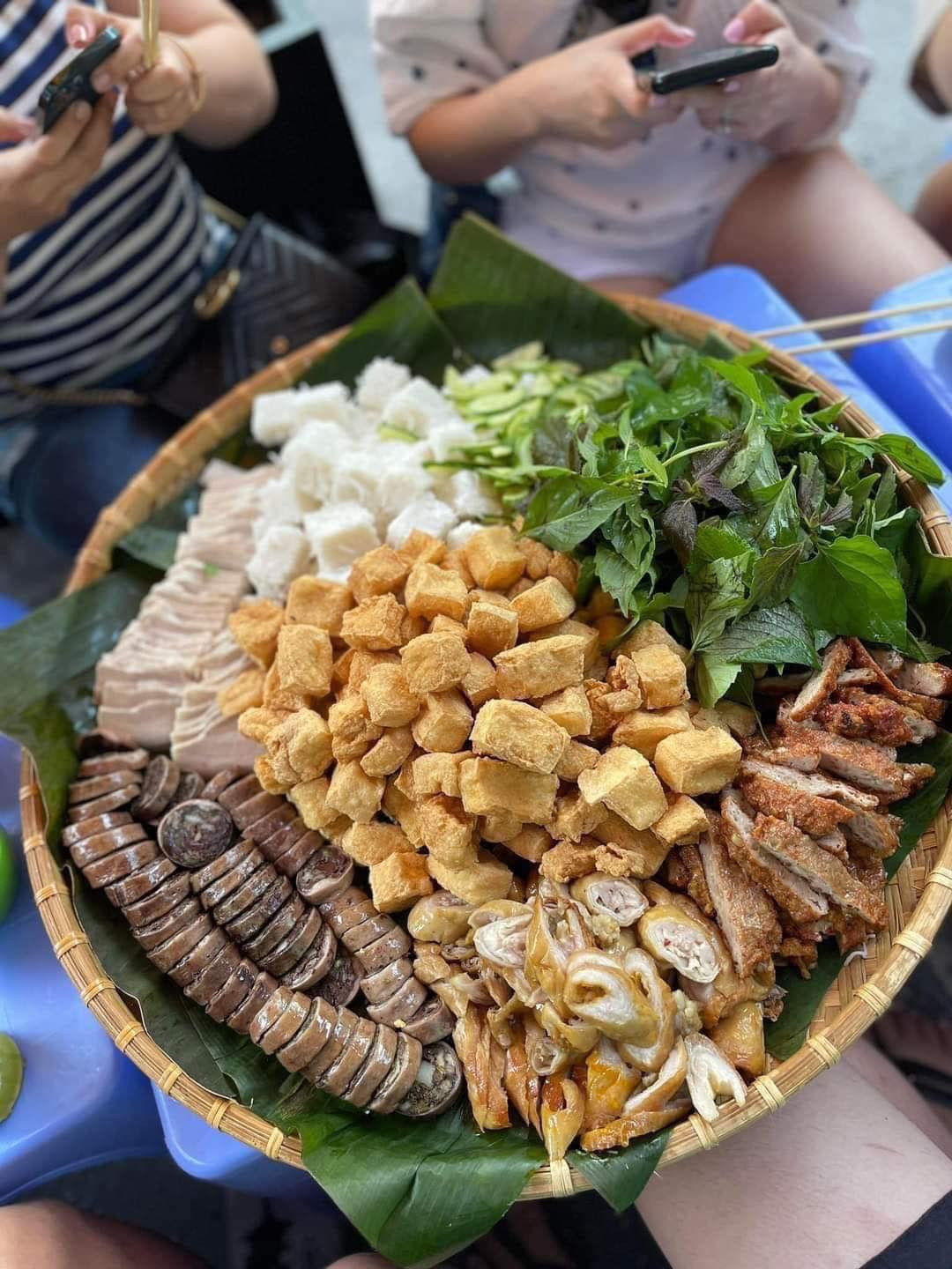 Được biết quầy bún đậu mắm tôm trên là của chị Nhung Đào (35 tuổi) và chồng là anh Jerald Head (31 tuổi). Sau khi kết hôn, chị cùng chồng đến New York sinh sống. Ảnh: Fanpage Chửi Thuê