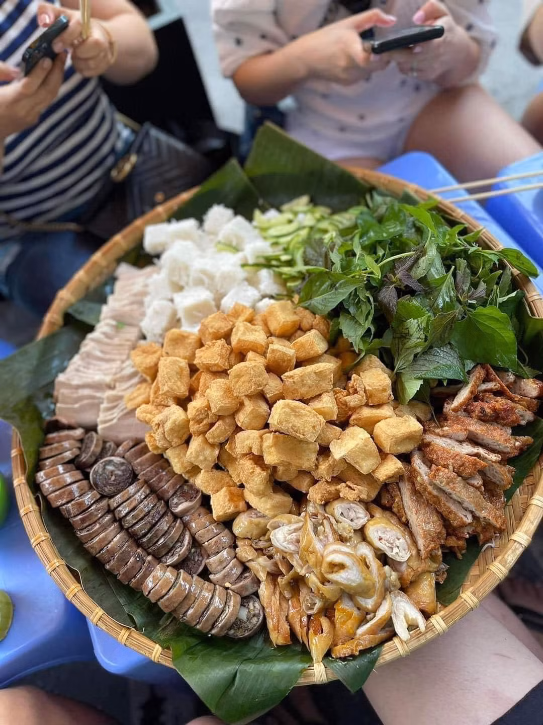 Được biết quầy bún đậu mắm tôm trên là của chị Nhung Đào (35 tuổi) và chồng là anh Jerald Head (31 tuổi). Sau khi kết hôn, chị cùng chồng đến New York sinh sống. Ảnh: Fanpage Chửi Thuê