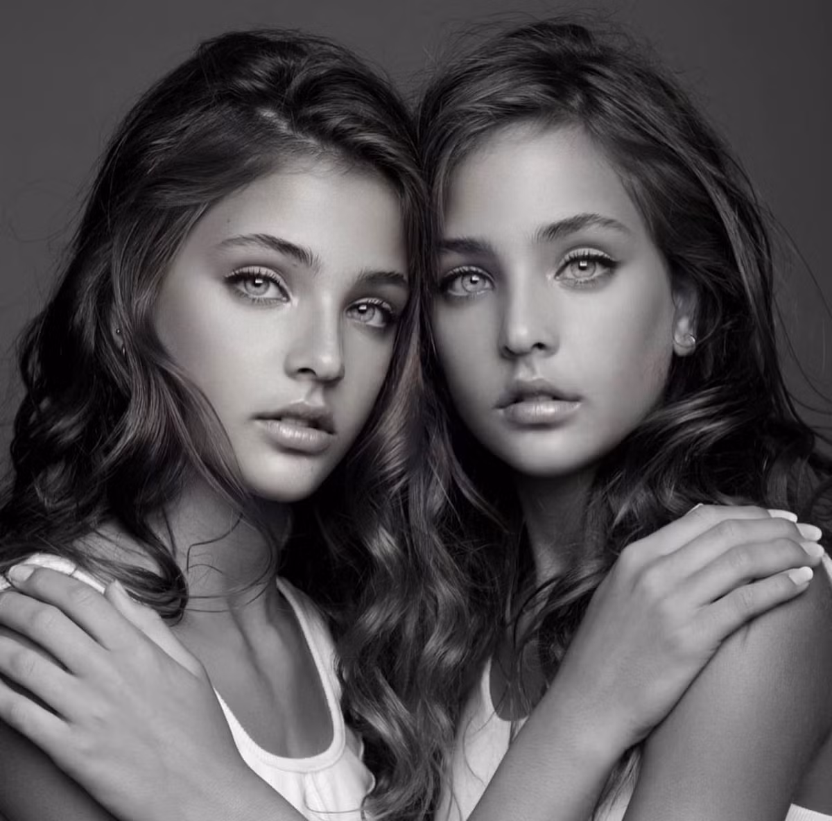 Cả hai vẫn dành nhiều thời gian để học tập, vui chơi với bạn bè và dành thời gian cùng bố mẹ và anh trai Chase.