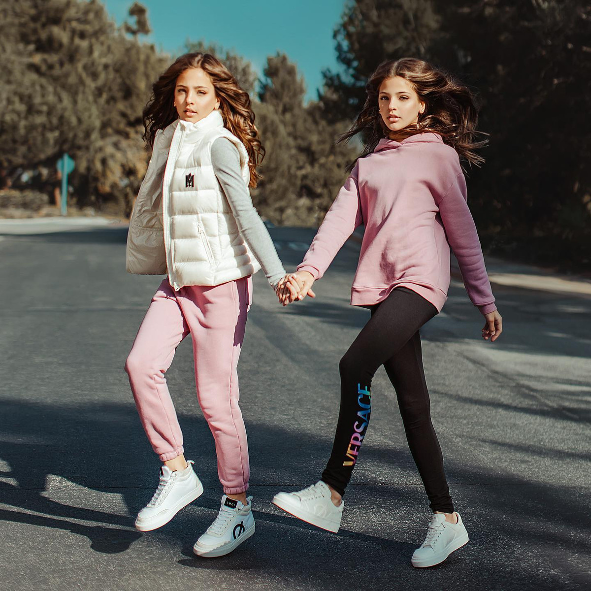 Mỗi năm, ước tính Ava và Leah có thể kiếm về hàng triệu đô mỗi năm nhờ các hợp đồng quảng cáo.