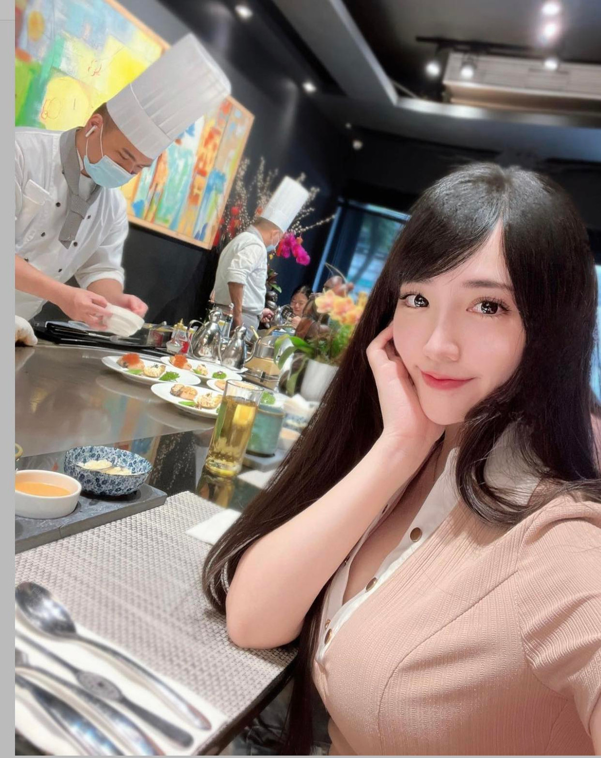 Khác với gu ăn vận kín đáo khi đi làm, ngoài đời, Elle Li có phong cách gợi cảm, phóng khoáng.