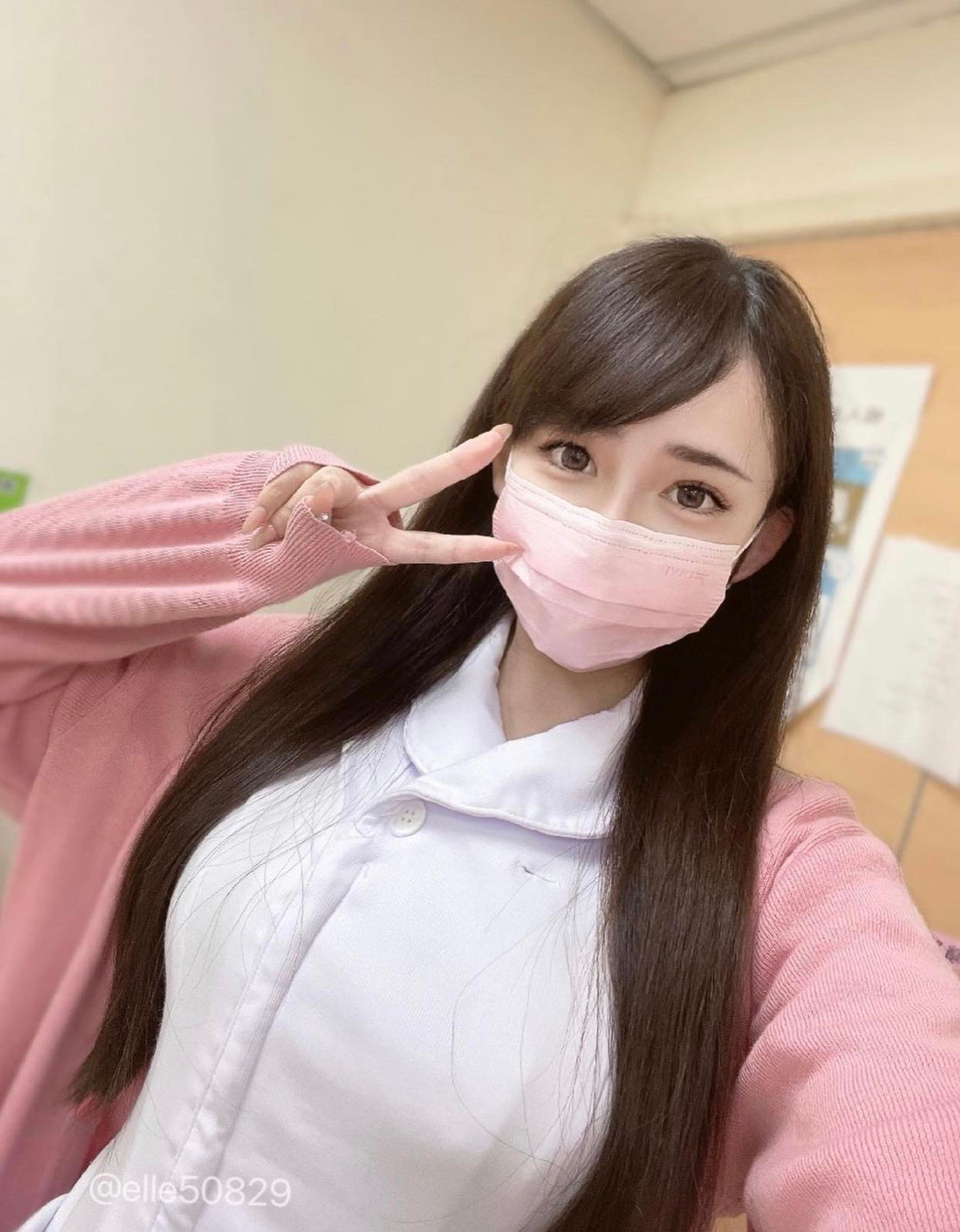 Ở ngoài đời, Elle gây ấn tượng bởi nhan sắc ngọt ngào cùng gu mặc tôn hình thể nóng bỏng.