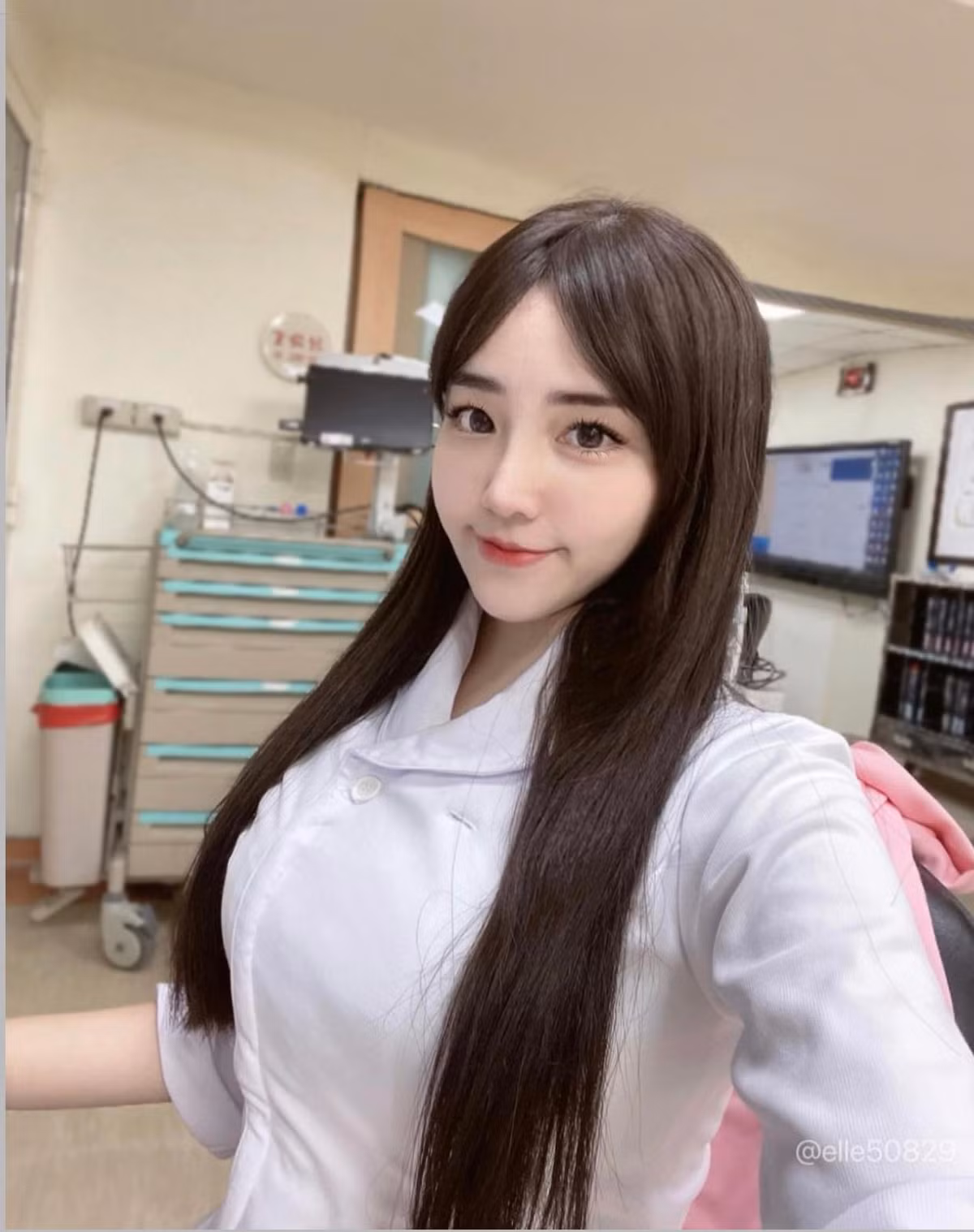 Sở hữu nhan sắc xinh đẹp cùng vóc dáng gợi cảm, Elle Li được mệnh danh là "nữ y tá xinh đẹp nhất Đài Loan".