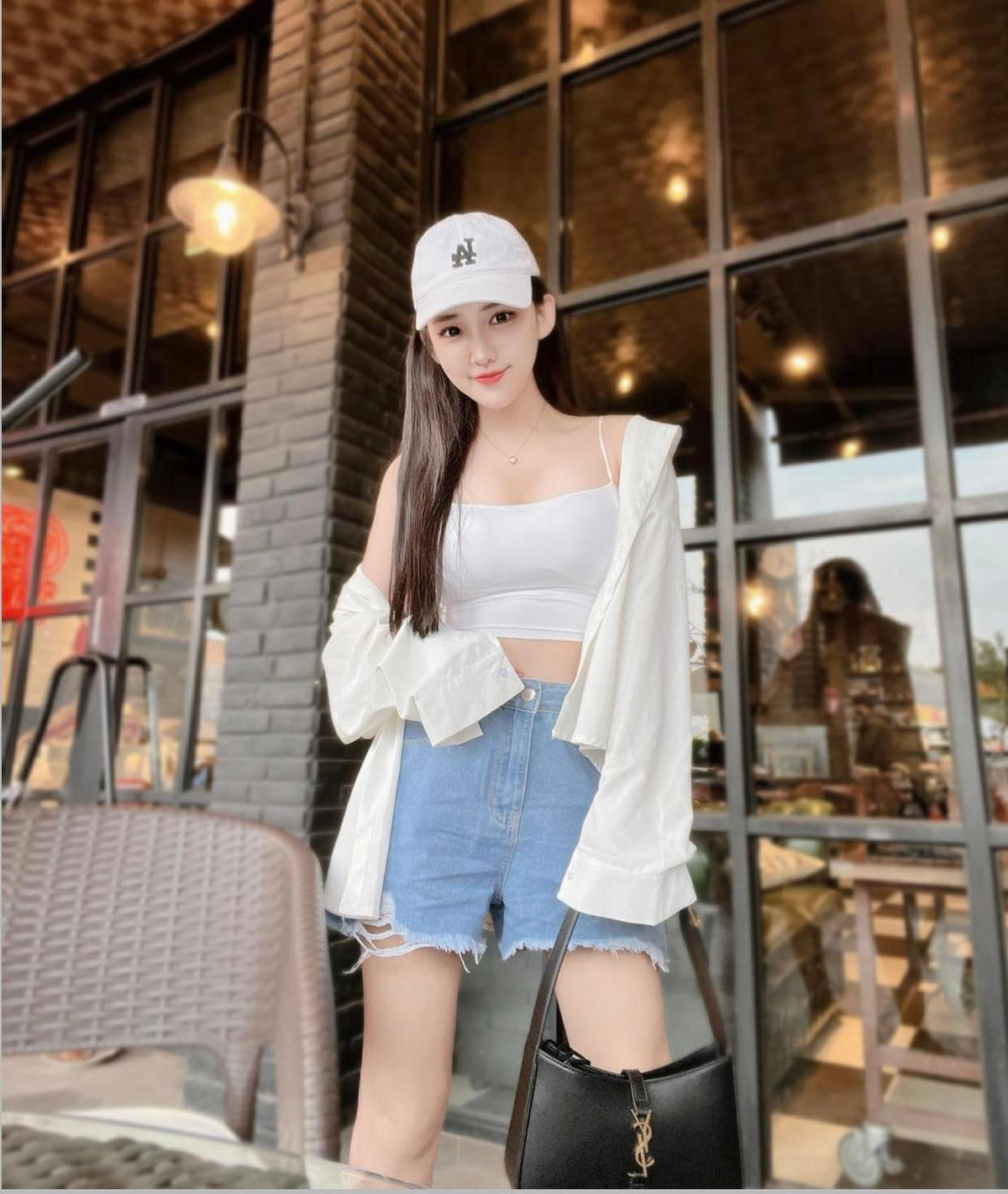 Tên tuổi của hot girl ngành y này được biết đến nhiều khi cô tham gia chương trình "The Doctor Is So Hot". Cô từng tốt nghiệp chuyên ngành điều dưỡng tại Đại học Chang Gung Keda.