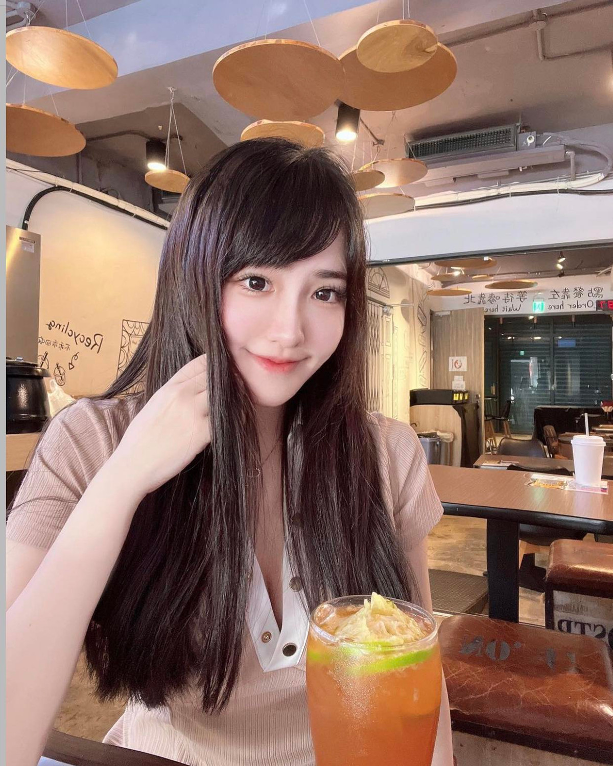 Ngoài công việc chính làm y tá, Elle Li còn là người mẫu ảnh, KOL được nhiều nhãn hàng mời làm gương mặt đại diện, chụp hình quảng cáo.