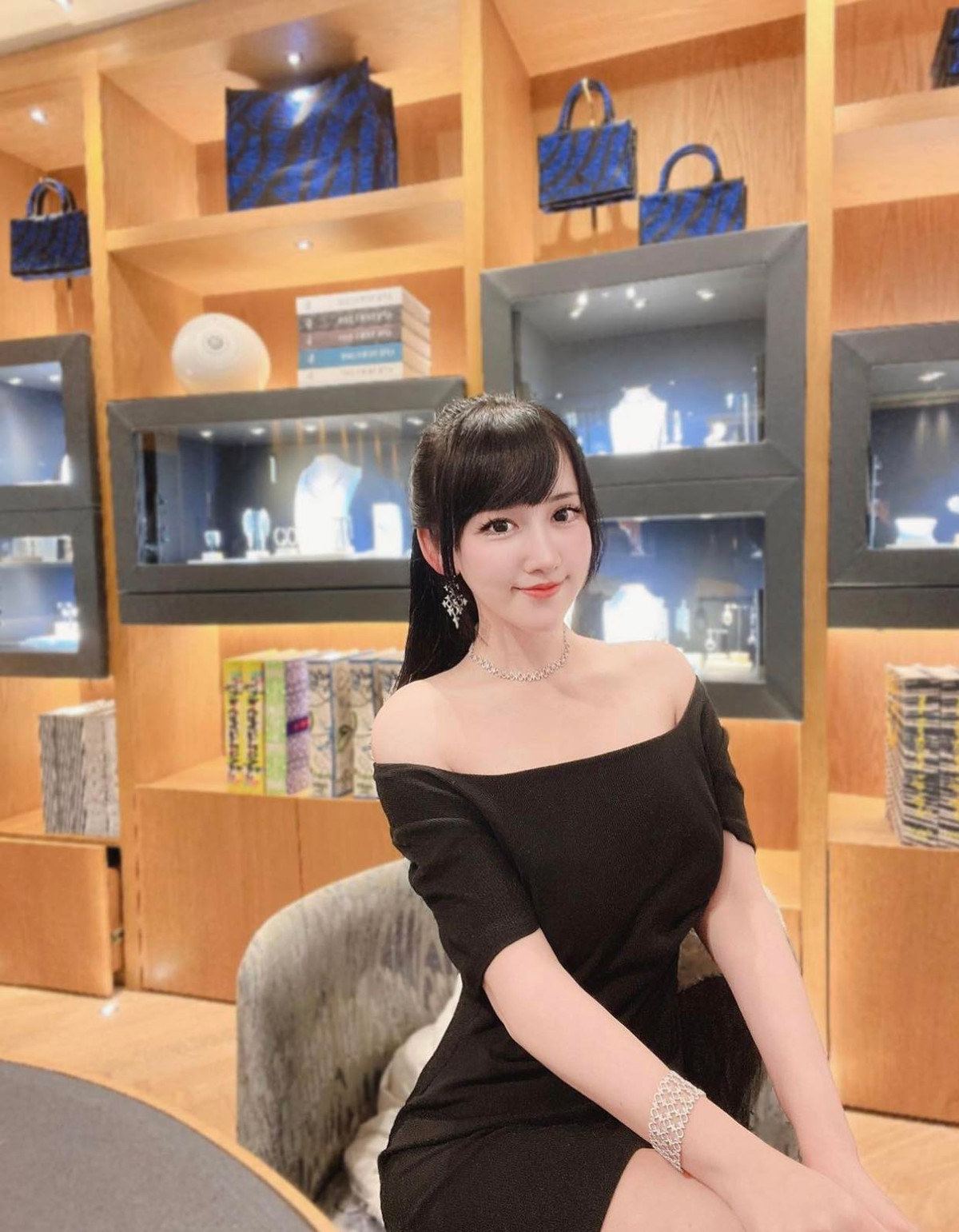 Elle Li hay tên khác là Yi Ting, năm nay 28 tuổi, là hot girl ngành y nổi tiếng ở Đài Loan (Trung Quốc).