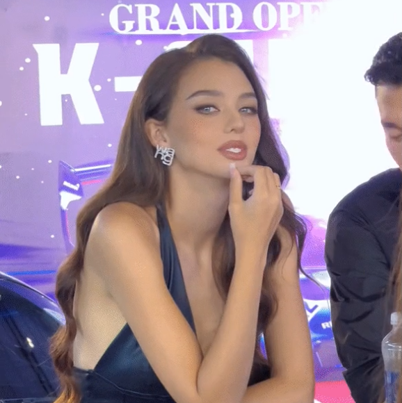 Lộ diện trước công chúng, một vài khoảnh khắc qua camera thường của vợ thủ môn Bùi Tiến Dũng nhận được nhiều lời khen.