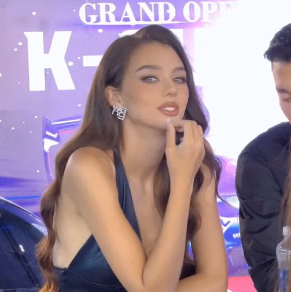 Lộ diện trước công chúng, một vài khoảnh khắc qua camera thường của vợ thủ môn Bùi Tiến Dũng nhận được nhiều lời khen.