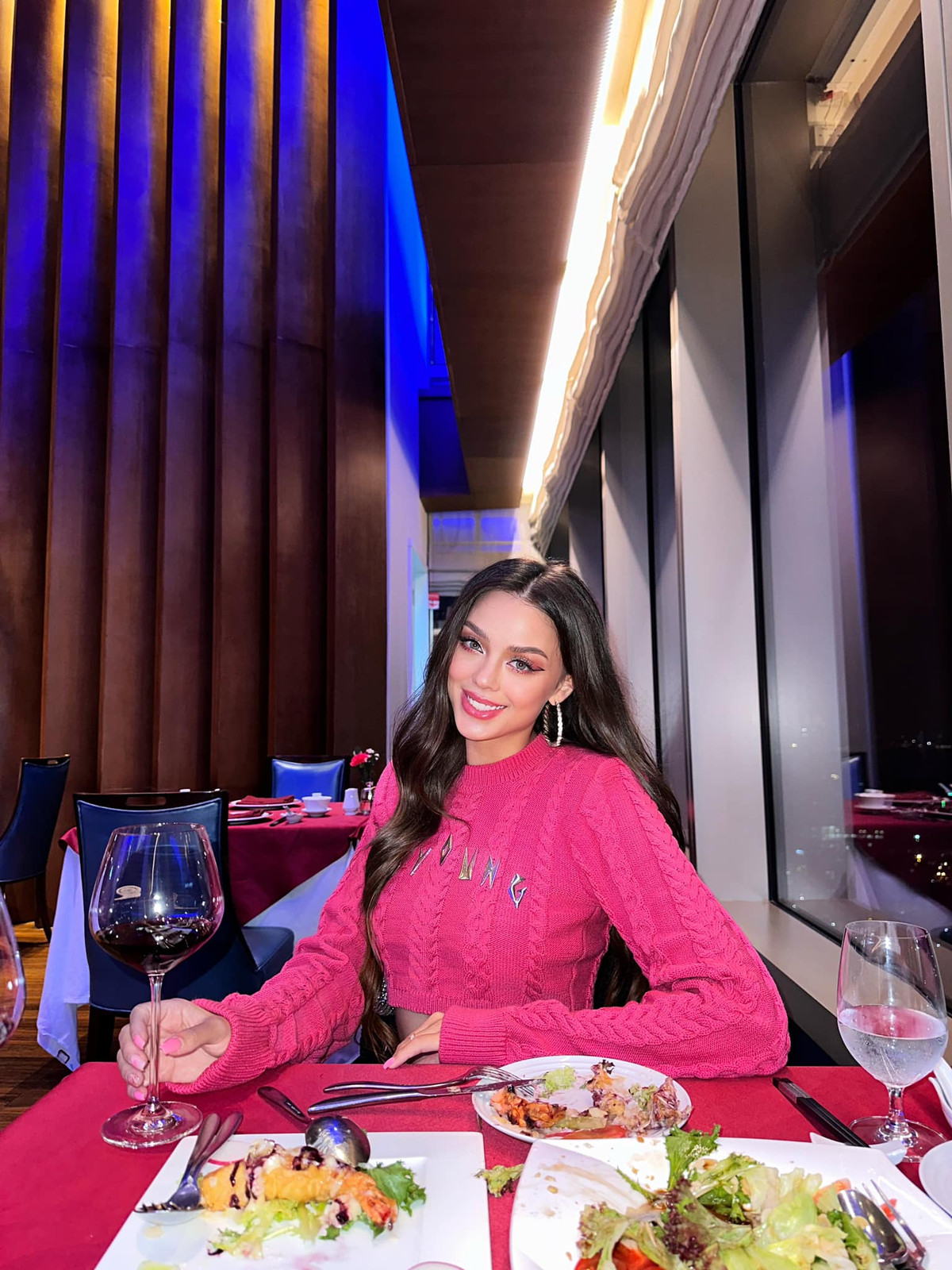 Cô thường xuyên tập gym, yoga, bơi lội, chơi bóng chuyền và duy trì lối ăn uống khoa học để giữ dáng.