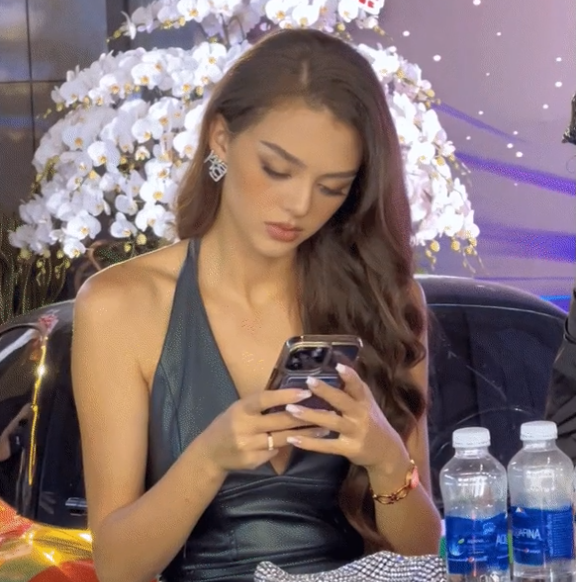 Mới đây, Dianka Zakhidova tham dự sự kiện của một người thân thiết, lần này cô đồng hành cùng chồng, cặp đôi diện đồ "tone - sur - tone" đồng điệu.