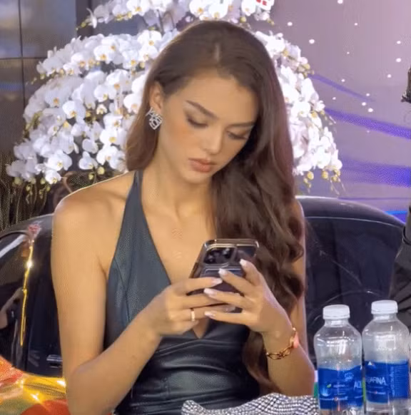 Mới đây, Dianka Zakhidova tham dự sự kiện của một người thân thiết, lần này cô đồng hành cùng chồng, cặp đôi diện đồ "tone - sur - tone" đồng điệu.