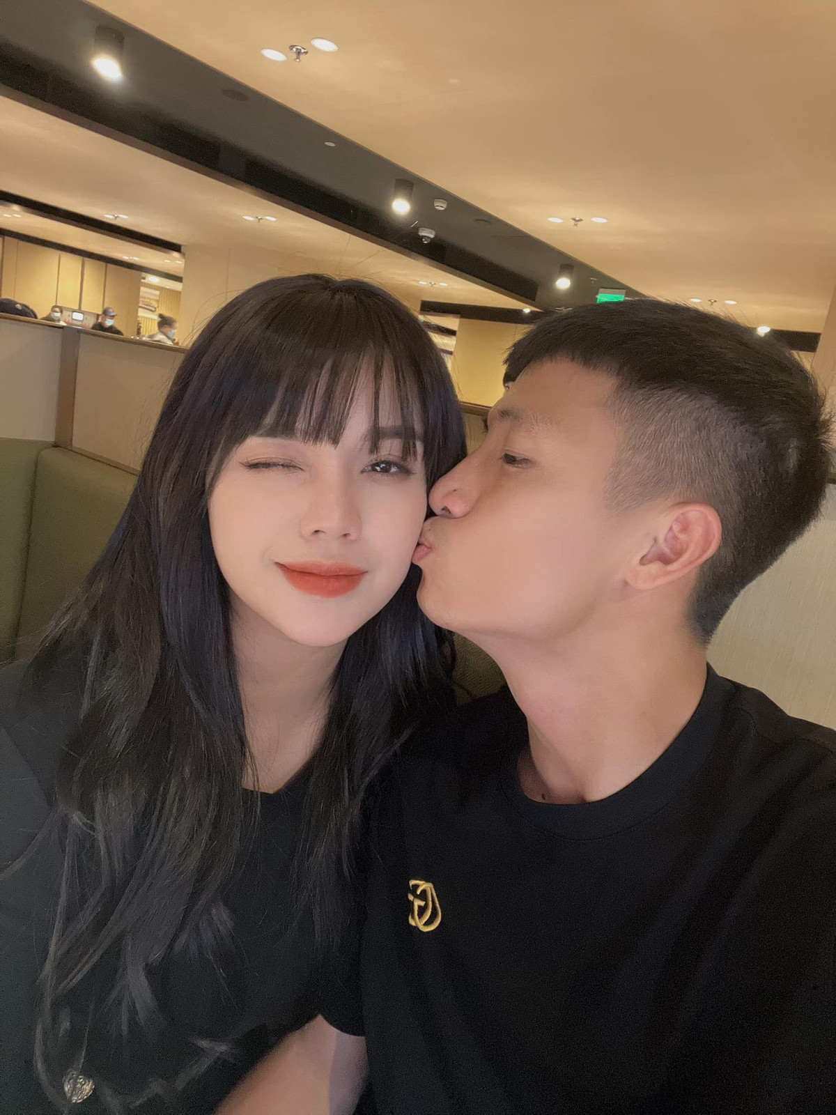 Trong một lần chia sẻ với báo chí, vợ trung vệ Bùi Tiến Dũng thừa nhận chuyện tình yêu của họ trải qua những gập ghềnh, khó khăn như bao cặp đôi khác. Có người yêu là cầu thủ, thường xuyên phải đi xa thi đấu, nhiều lúc, Linh không tránh được cảm giác tủi thân.